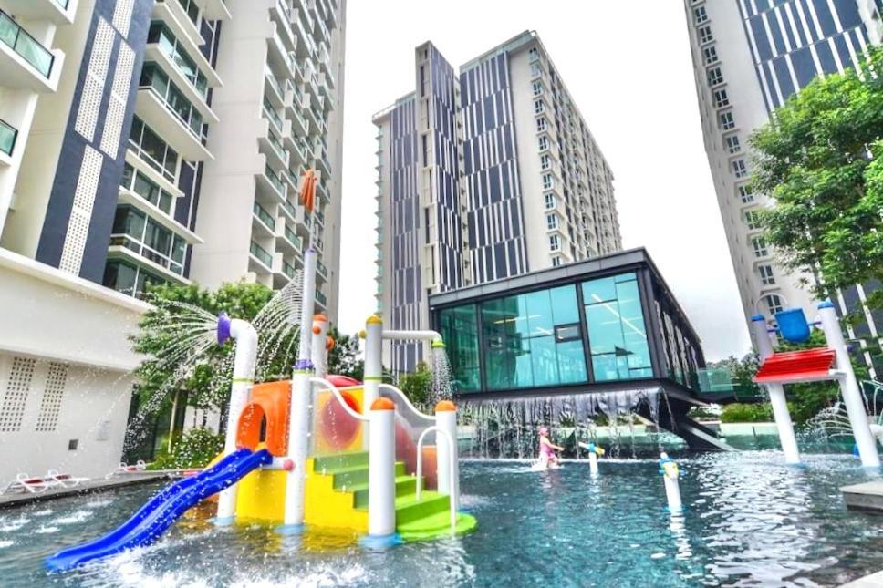 Apartment Theshore Luxury 4+1br Penthouse/8-12pax/pool Table/directtomall/jonker 10min